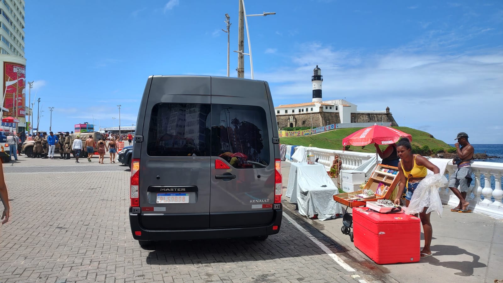Van da KKTurismo no Farol da Barra