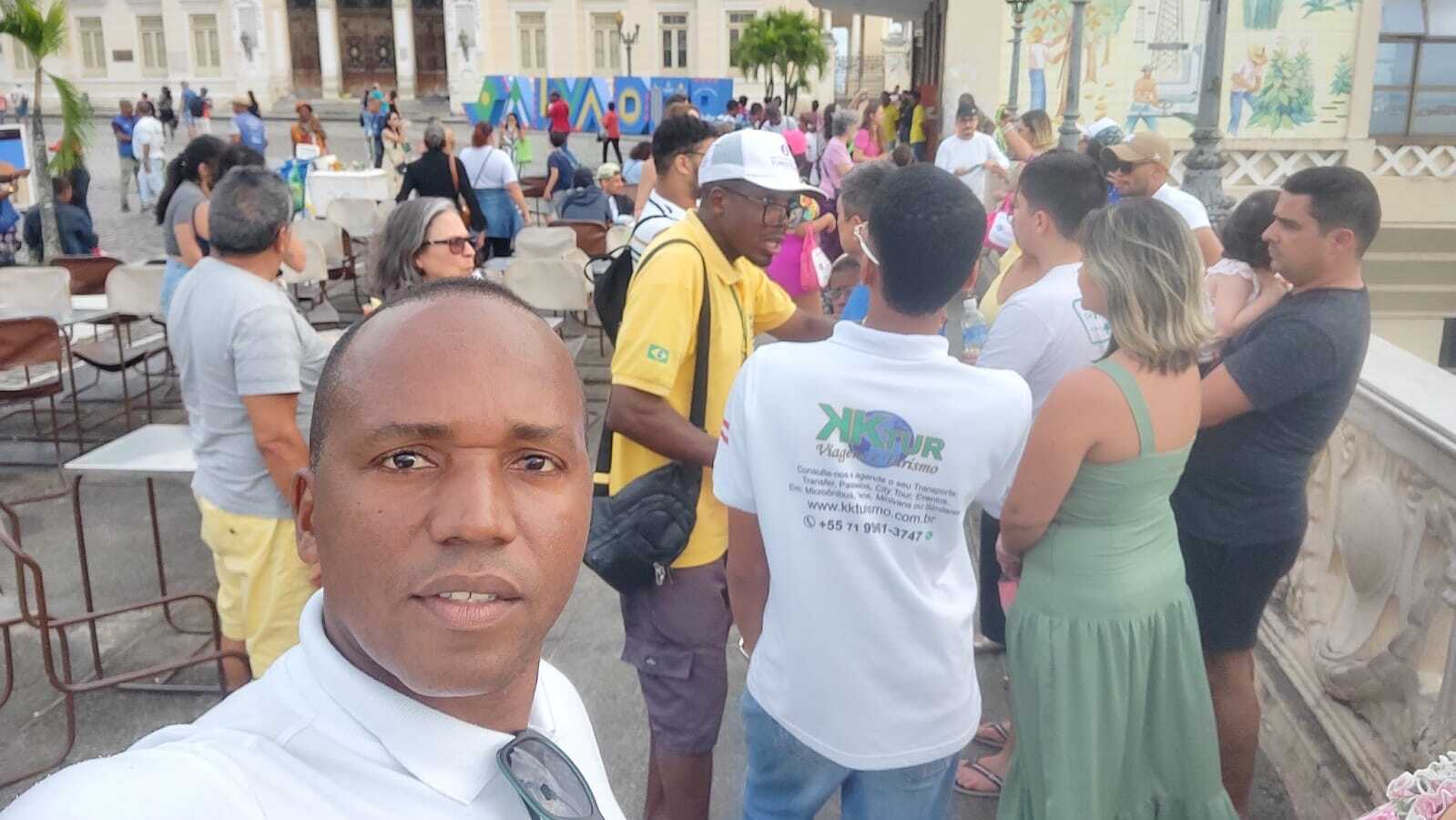 Motorista uniformizado da KKTurismo no Pelourinho